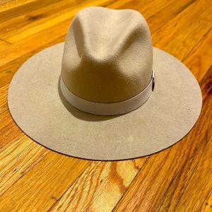 Neutral tan hat size L